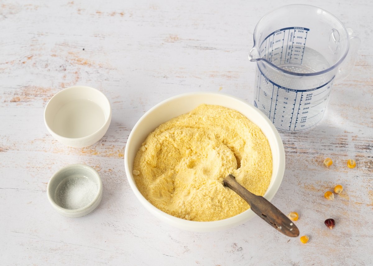 Ingredientes para elaborar tortillas mexicanas de maíz
