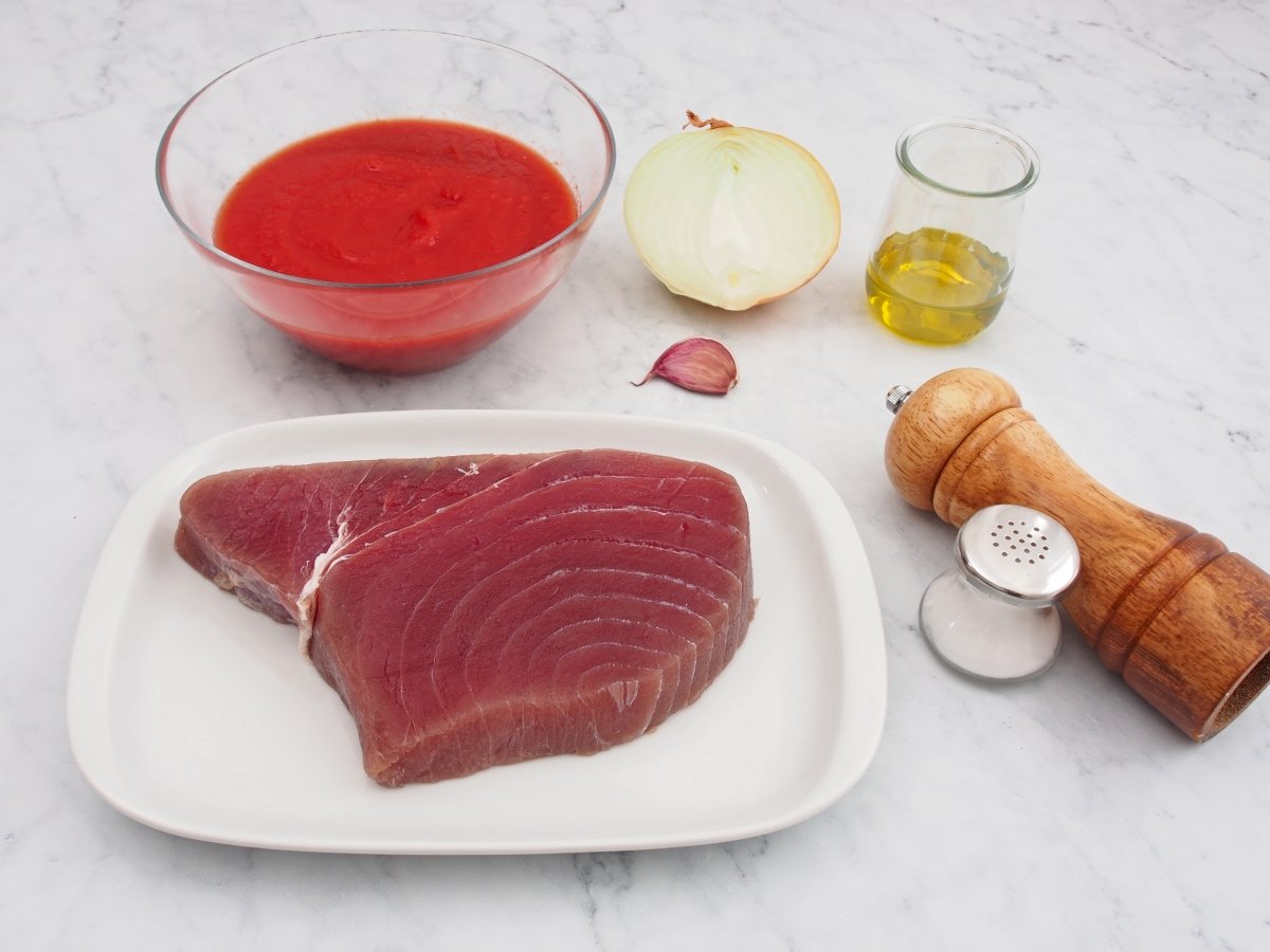 Ingredientes para hacer atún con tomate