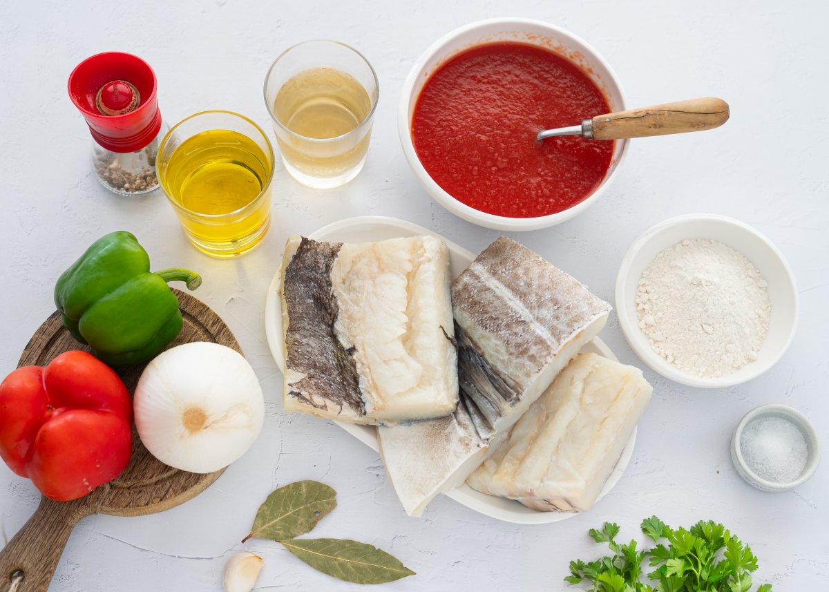 Ingredientes para hacer bacalao con tomate y pimientos