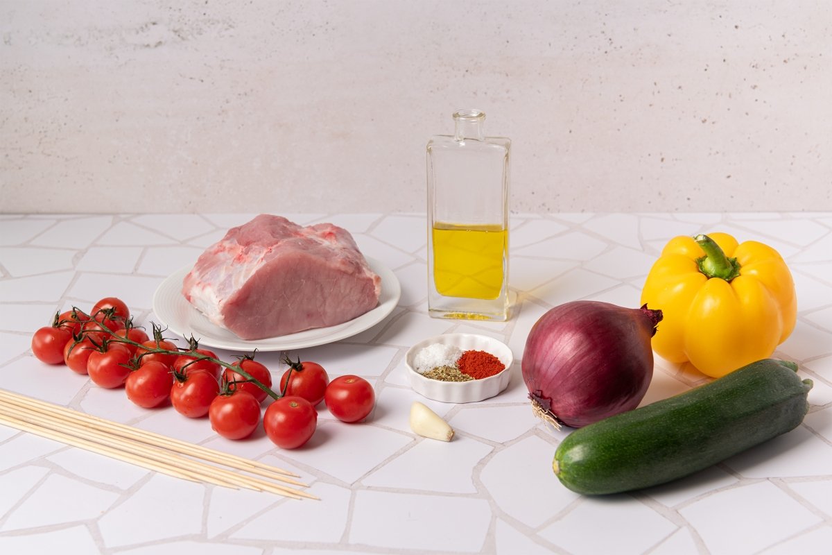 Ingredientes para hacer brochetas de carne y verduras