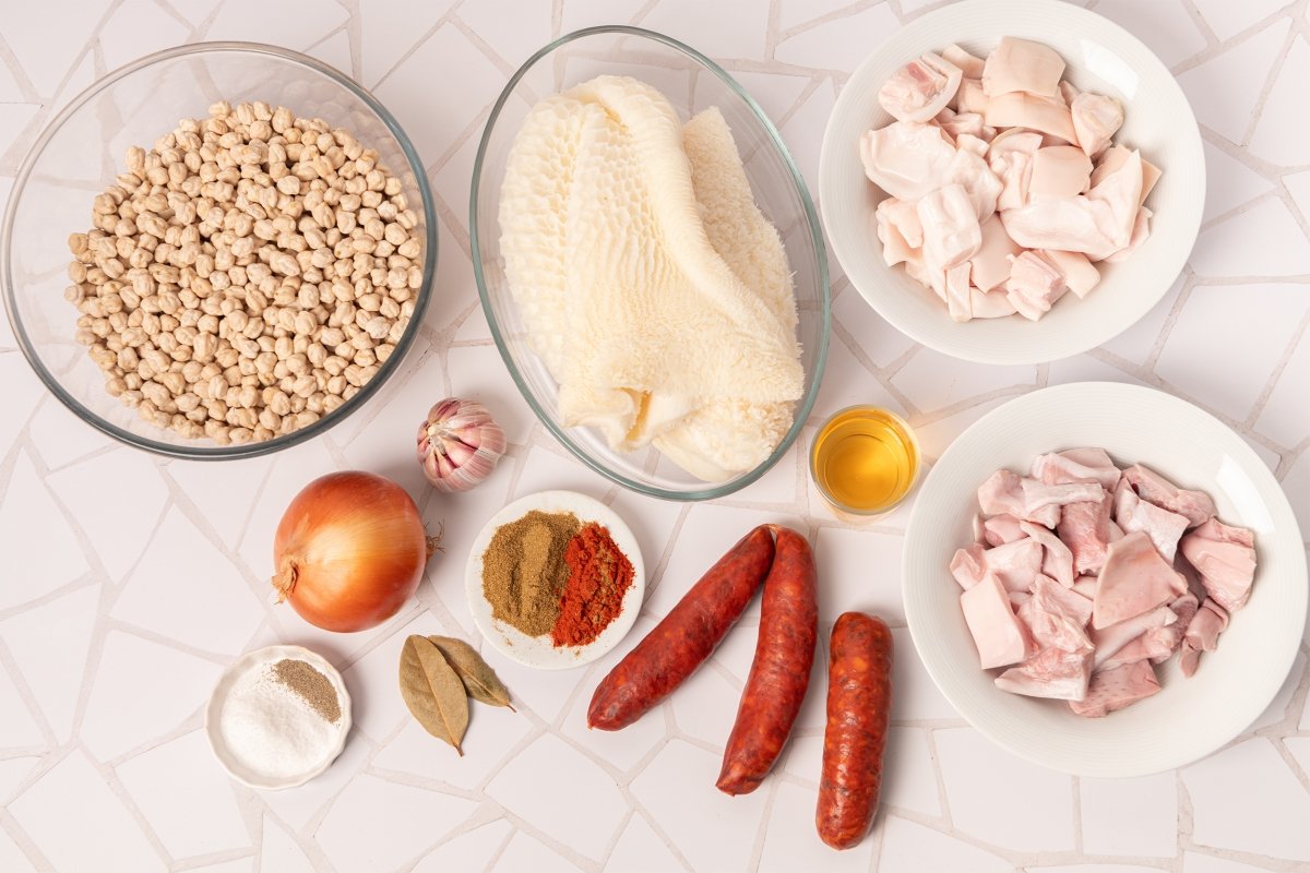 Ingredientes para hacer callos con garbanzos