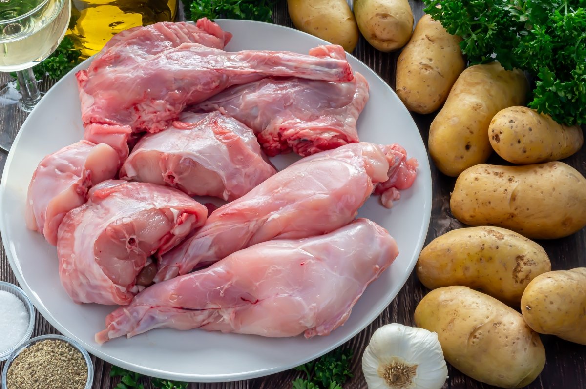 Ingredientes para hacer conejo al horno con patatas