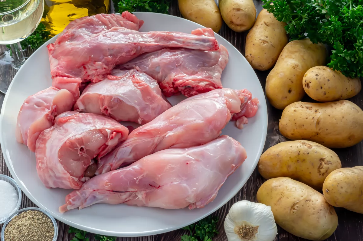Conejo al horno asado con patatas 1 Ingredientes para hacer conejo al horno con patatas *