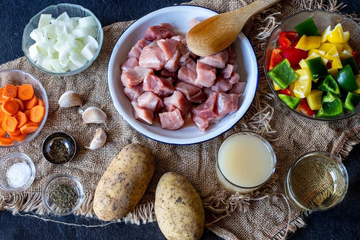 Ingredientes para hacer el estofado de cerdo con patatas