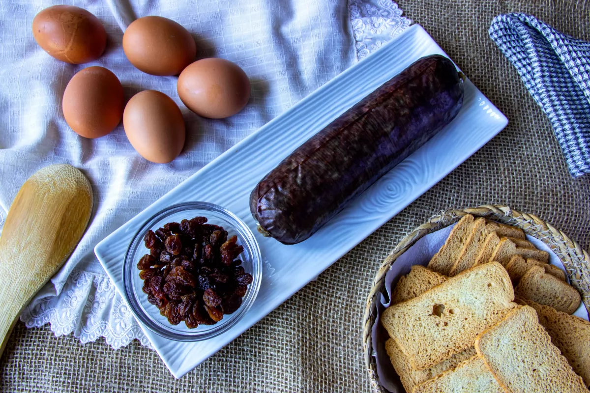 Ingredientes para hacer el revuelto de morcilla de Burgos con pasas *