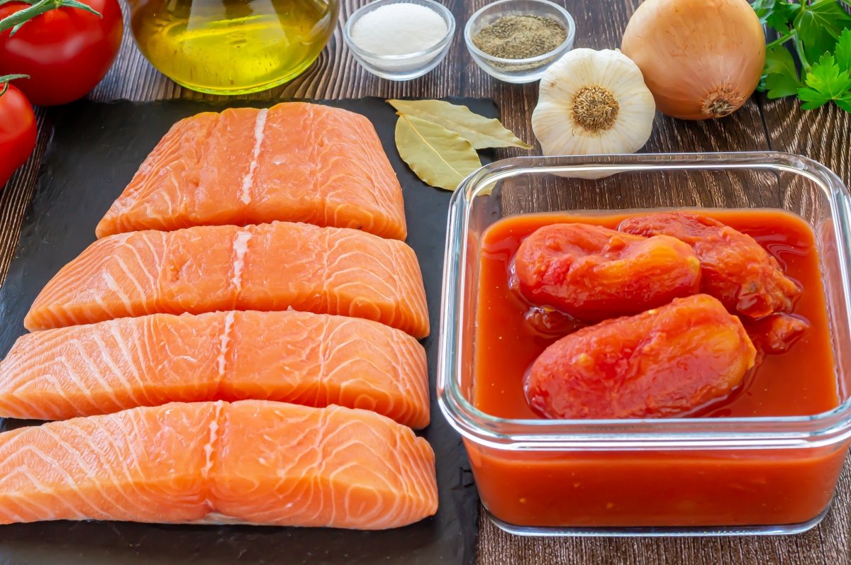 Ingredientes para hacer el salmón en salsa de tomate