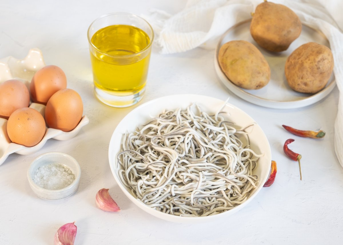 Ingredientes para hacer huevos rotos con gulas