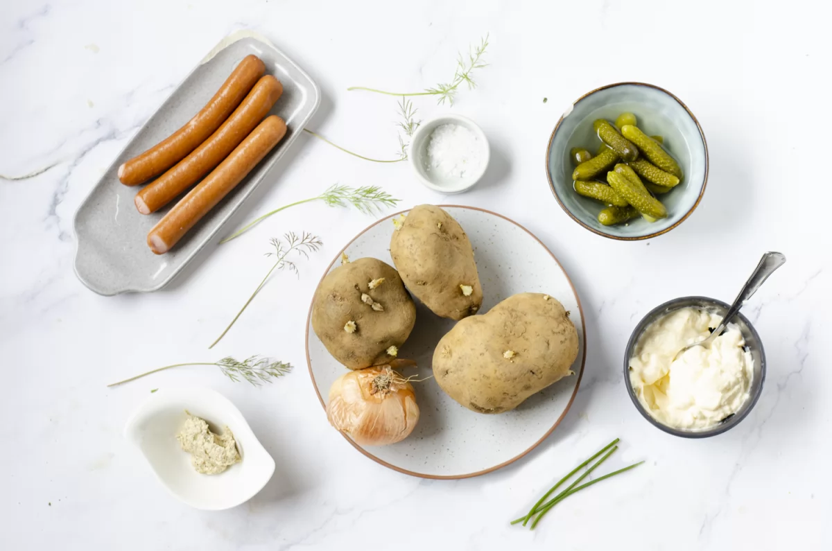 Ingredientes de ensalada de patata alemana o kartoffelsalat para 4 personas