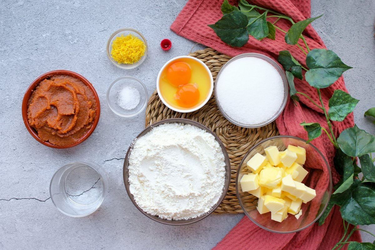 Ingredients to make the pasta frola