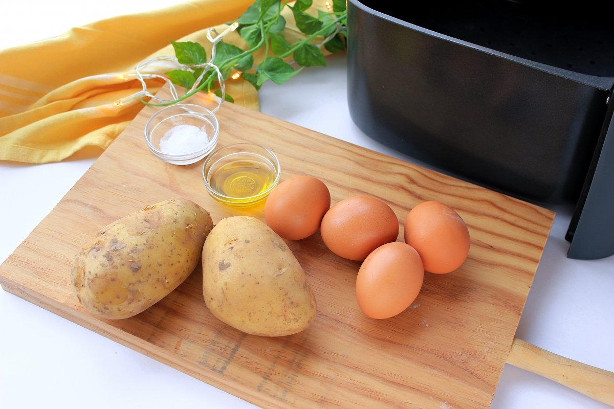 Ingredientes para hacer la tortilla de patatas en freidora de aire