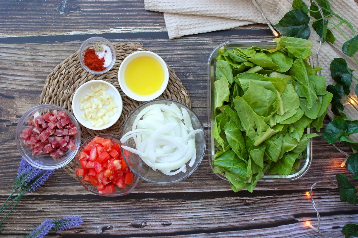 Ingredientes para hacer las acelgas guisadas