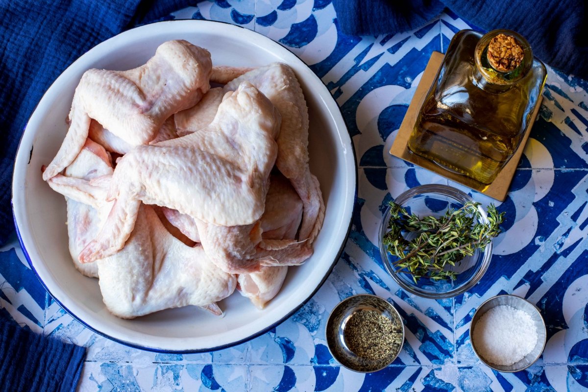 Ingredientes para hacer las alitas de pollo al horno crujientes