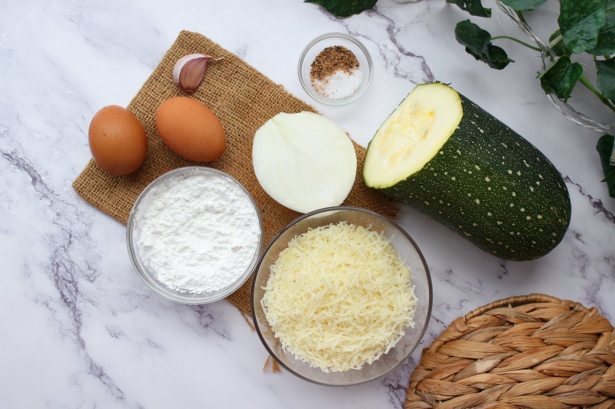 Ingredientes para hacer las tortillitas de calabacín
