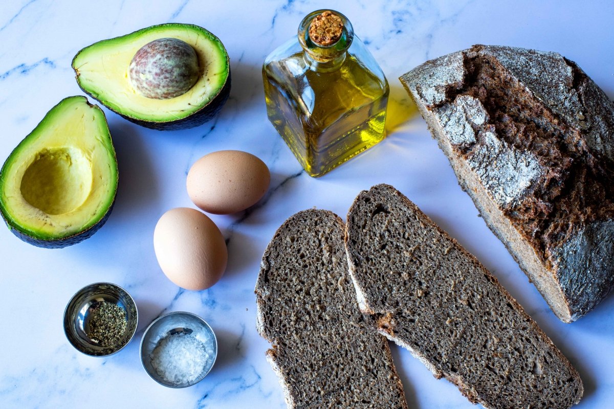 Ingredients to make the toast with avocado and egg