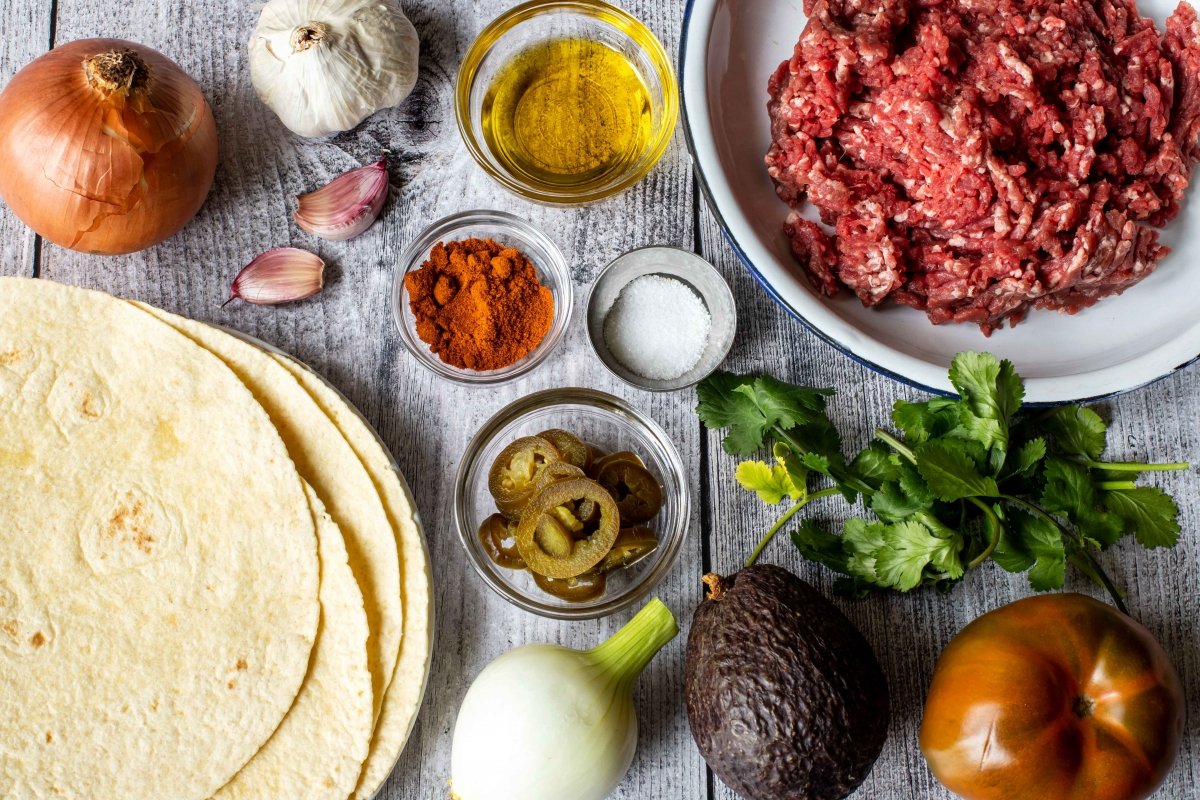 Ingredientes para hacer los burritos mexicanos con carne picada