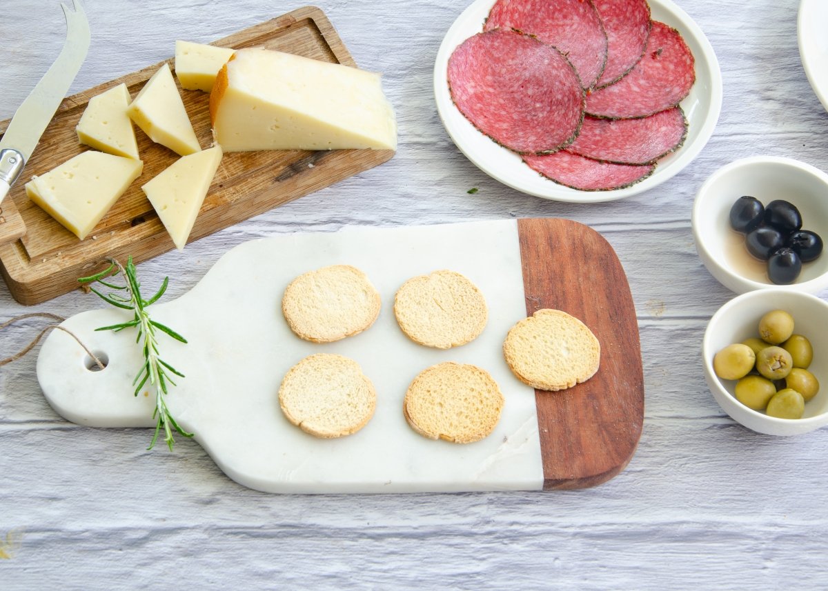 Ingredientes para hacer los canapés de queso y salami