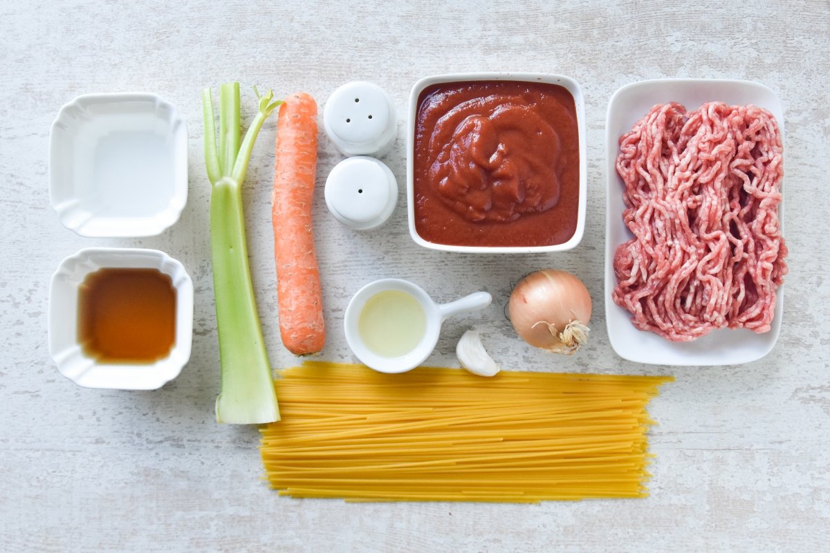 Ingredientes para hacer los espaguetis a la boloñesa