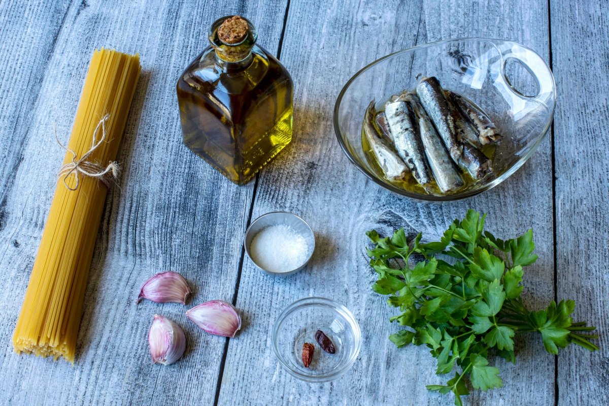 Ingredientes para hacer los espaguetis con sardinas