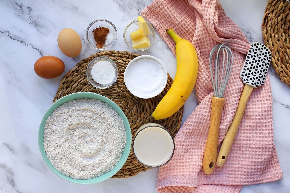 Ingredients to make oatmeal pancakes