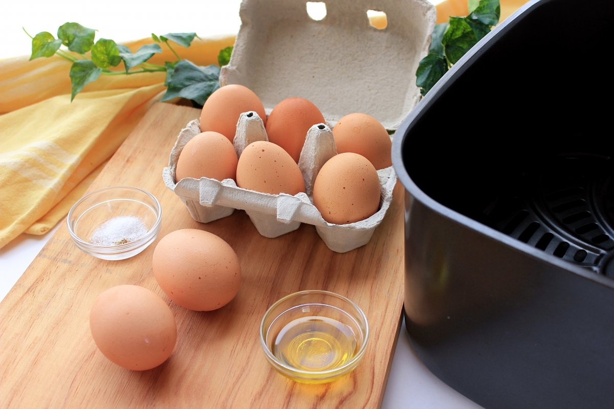 Ingredientes para hacer los huevos fritos en freidora de aire