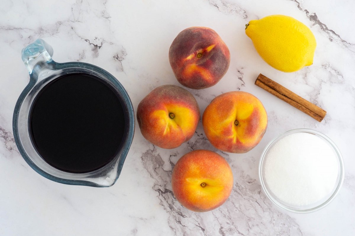 Ingredientes para hacer melocotones al vino