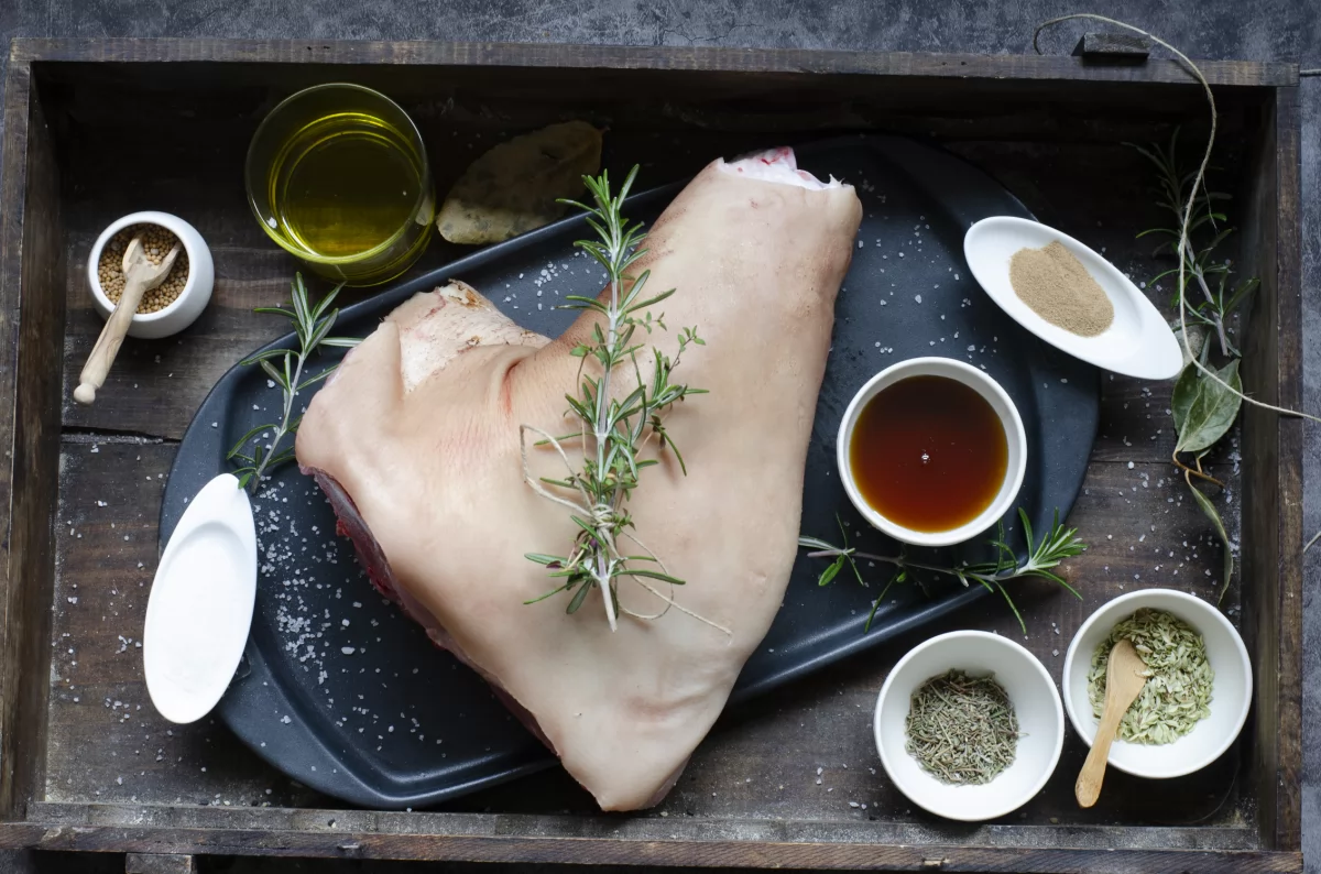 Ingredientes para hacer paletilla de cerdo al horno *