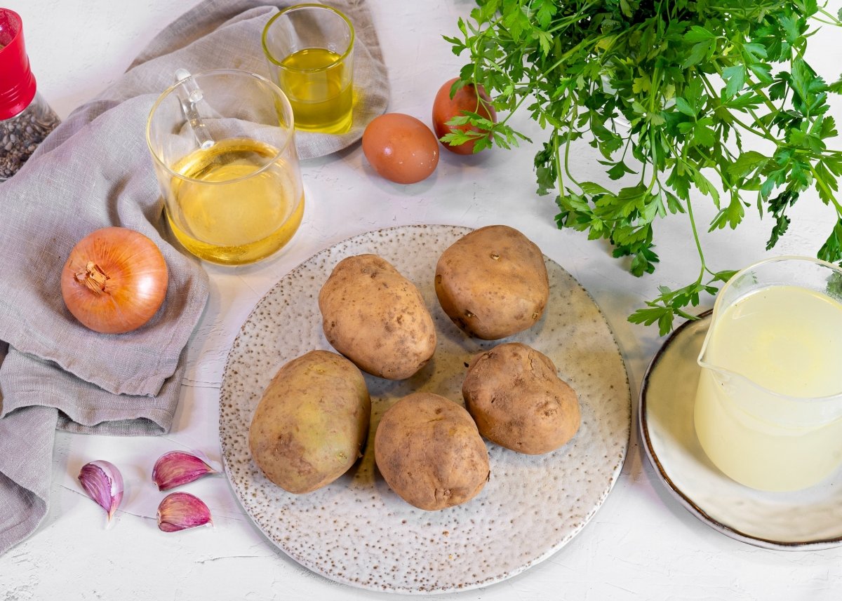 Ingredientes para hacer patatas en salsa verde