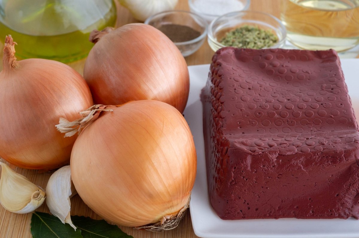 Ingredientes para hacer sangre encebollada