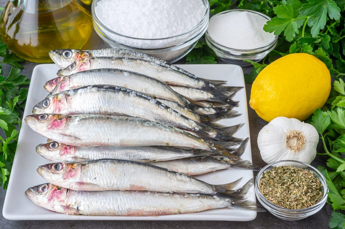 Ingredientes para hacer sardinas marinadas