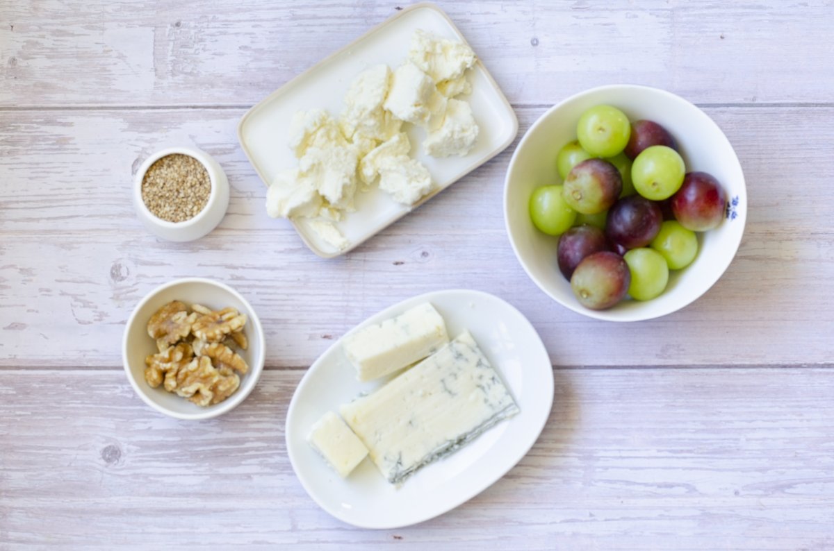 Ingredientes para hacer uvas rellenas de queso