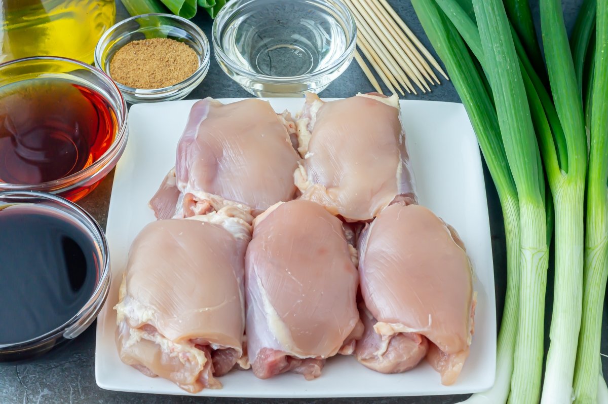 Ingredientes para hacer yakitori de pollo