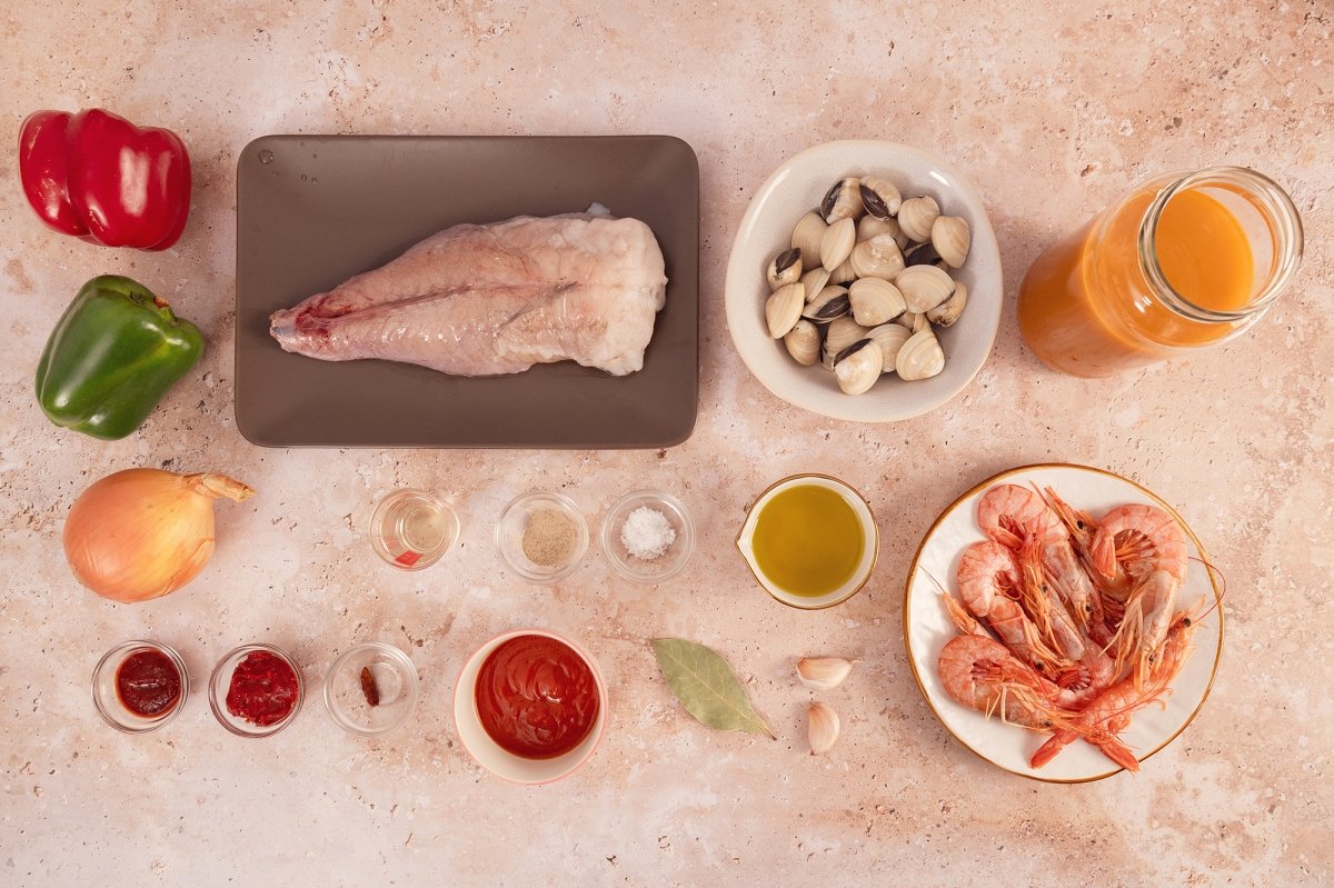 Ingredientes para la caldereta de pescado y marisco