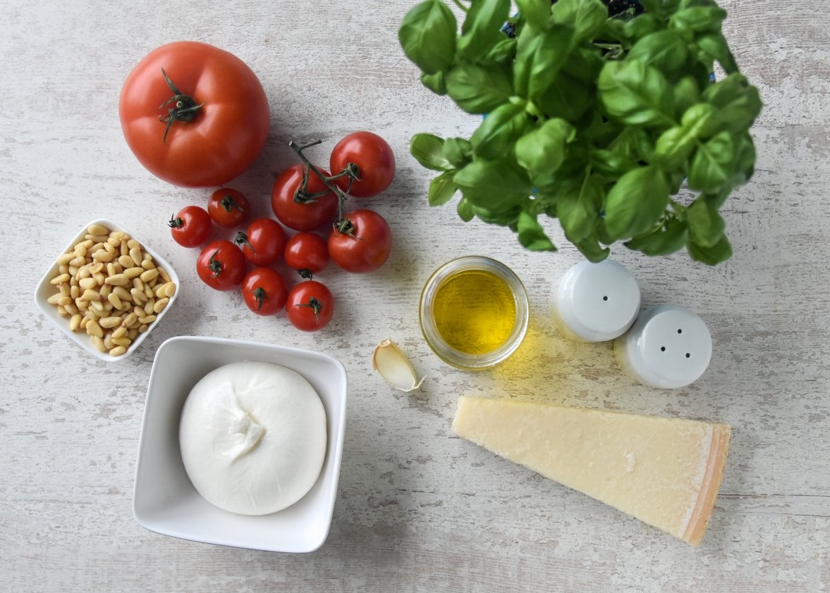 Ingredientes para la ensalada de burrata con tomate y pesto