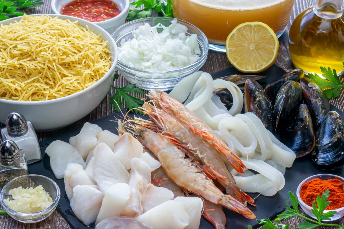 Ingredientes para la fideuá de pescado y marisco