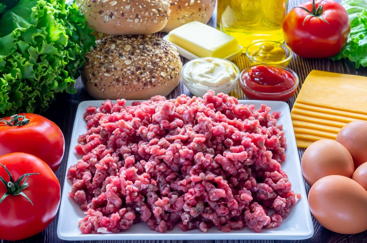 Ingredientes para la hamburguesa de carne con huevo, tomate, queso y lechuga