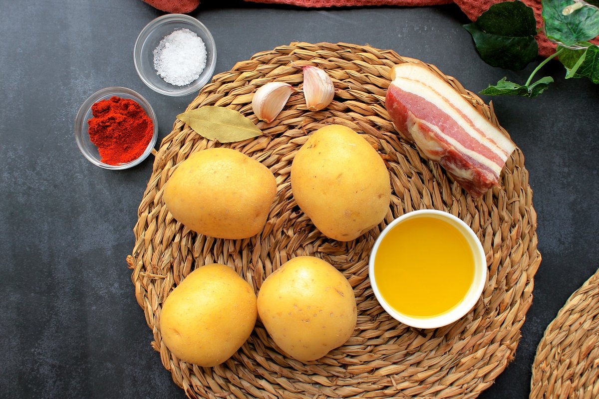 Ingredientes para la patatas meneás con torreznos