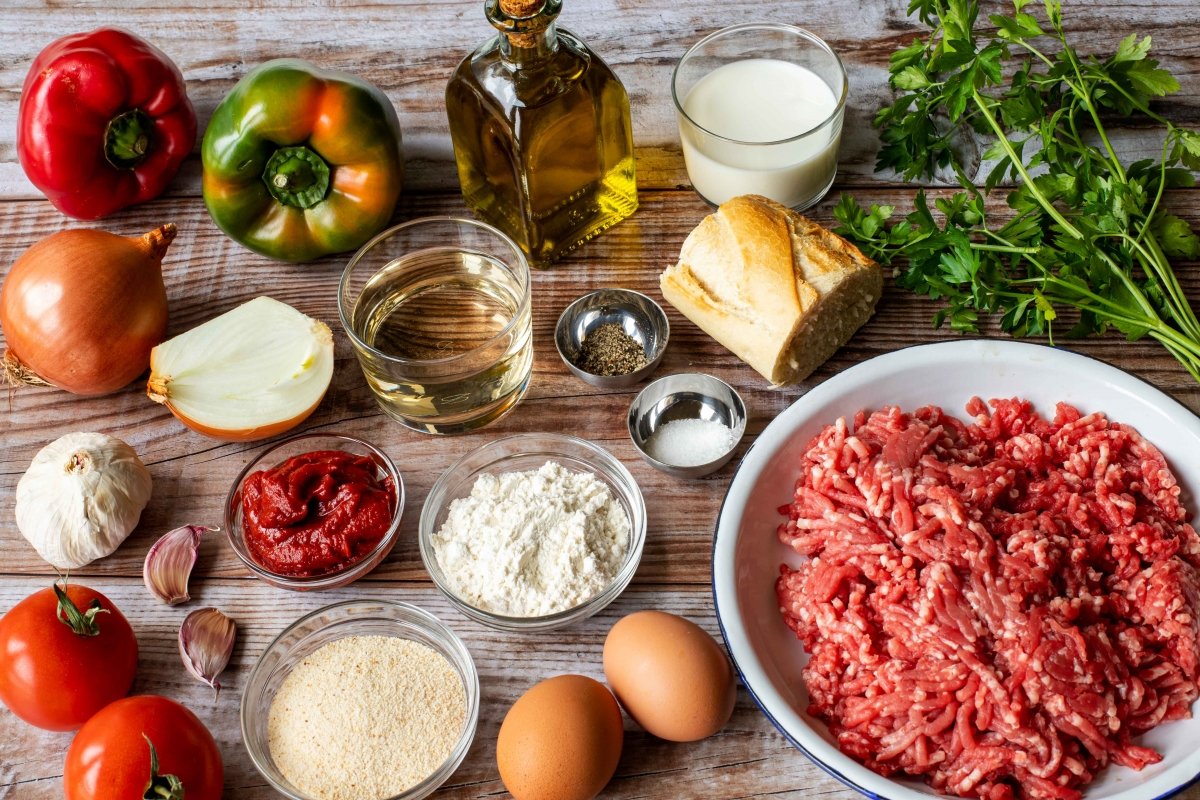 Ingredientes para las albóndigas de carne en salsa