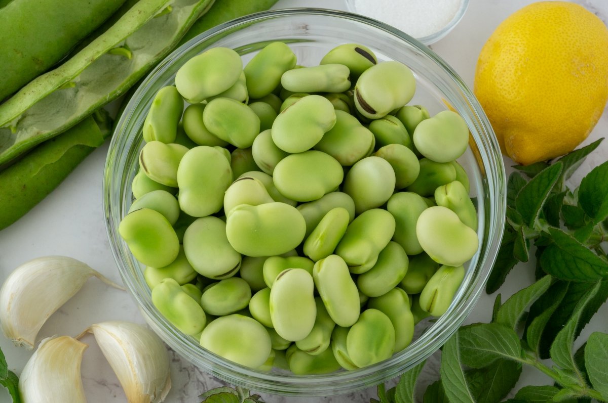 Ingredientes para las habas enzapatadas