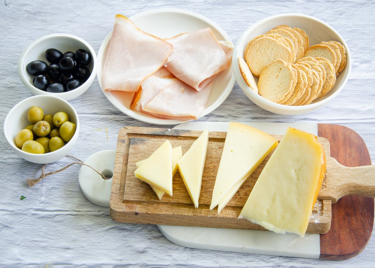 Ingredientes para los canapés de queso y jamón