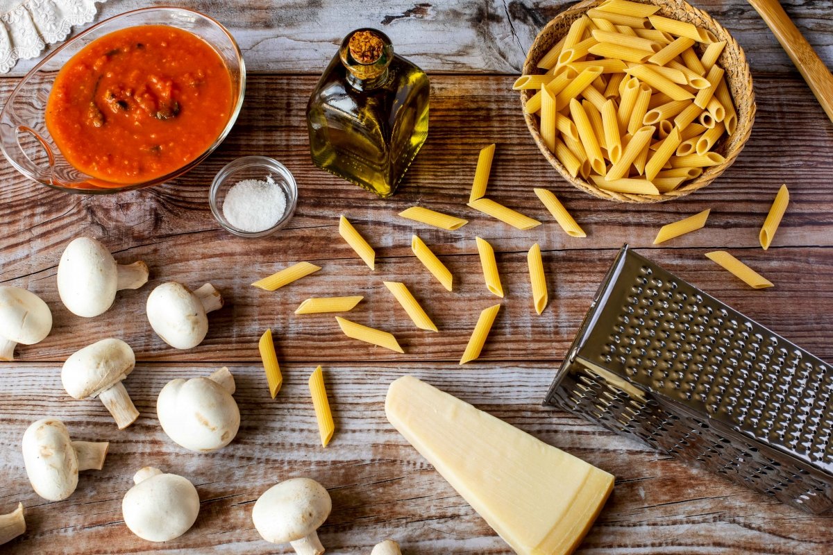 Ingredientes para los macarrones con champiñones, tomate y queso