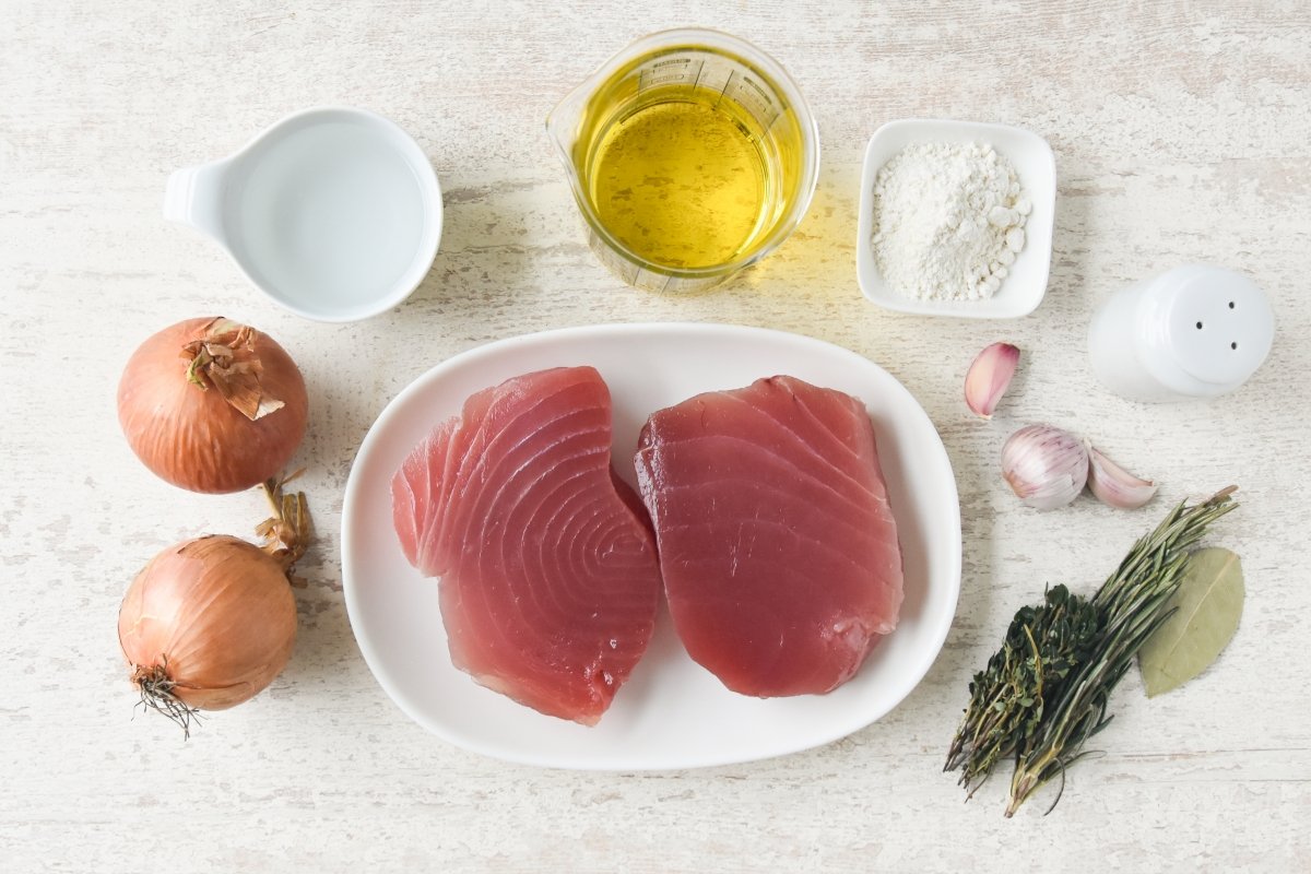 Ingredientes para preparar atún en escabeche