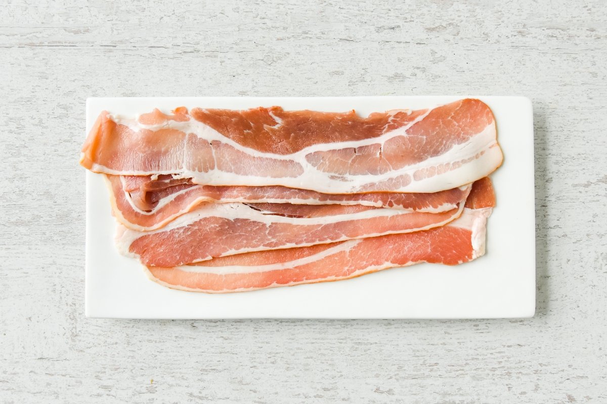 Ingredientes para preparar bacon crujiente al microondas