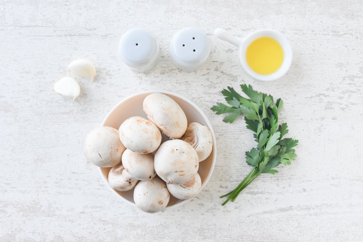 Ingredientes para preparar champiñones salteados