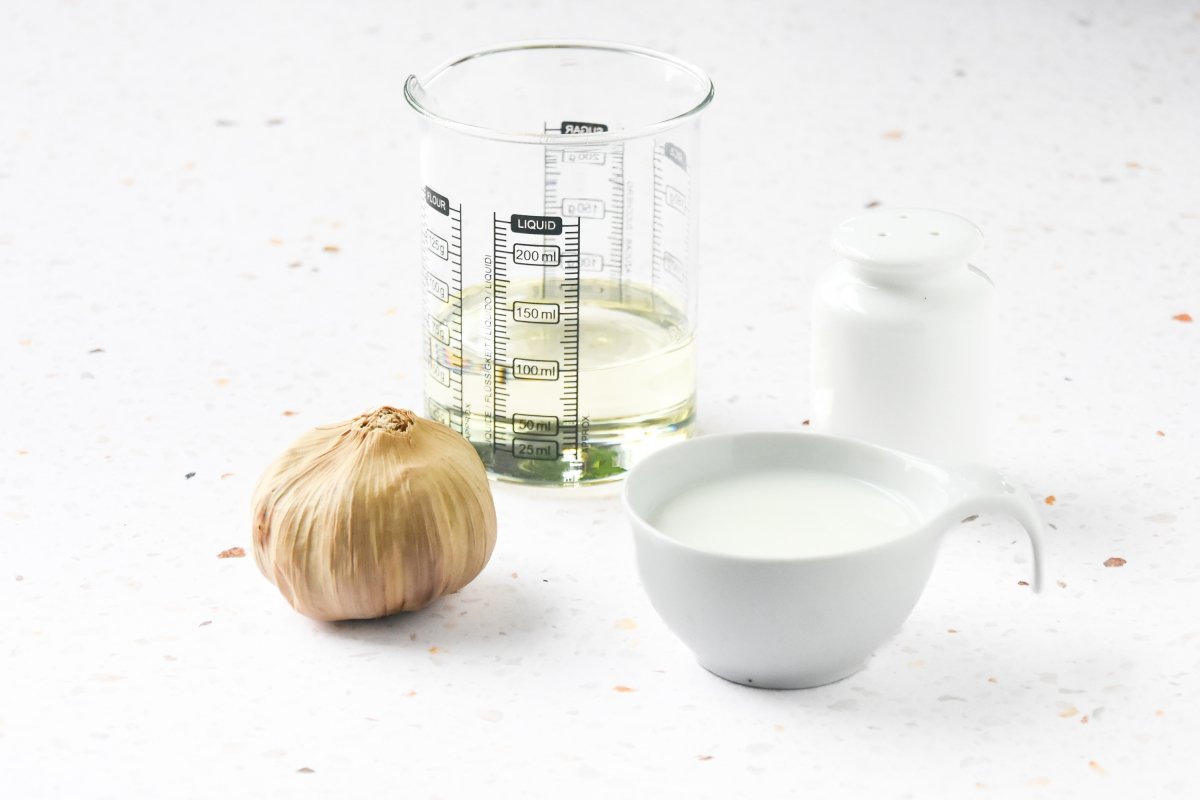 Ingredientes para preparar el alioli de ajo negro