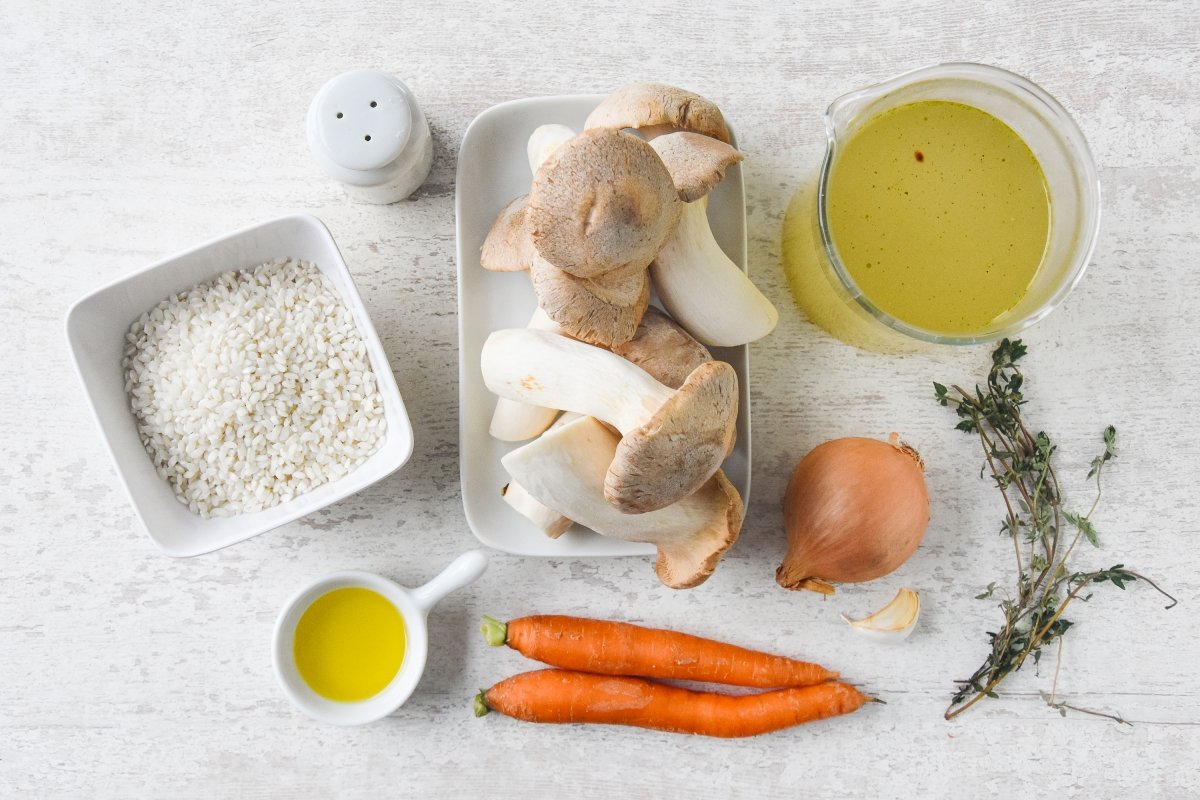 Ingredientes para preparar el arroz con boletus