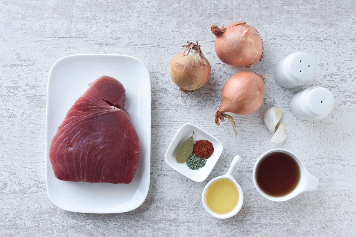 Ingredientes para preparar el atún encebollado