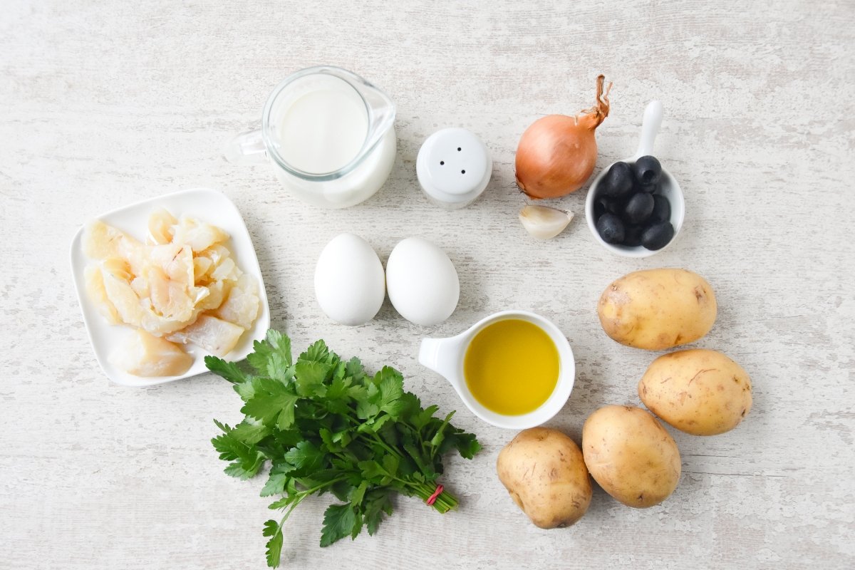 Ingredientes para preparar el bacalhau à Gomes de Sá