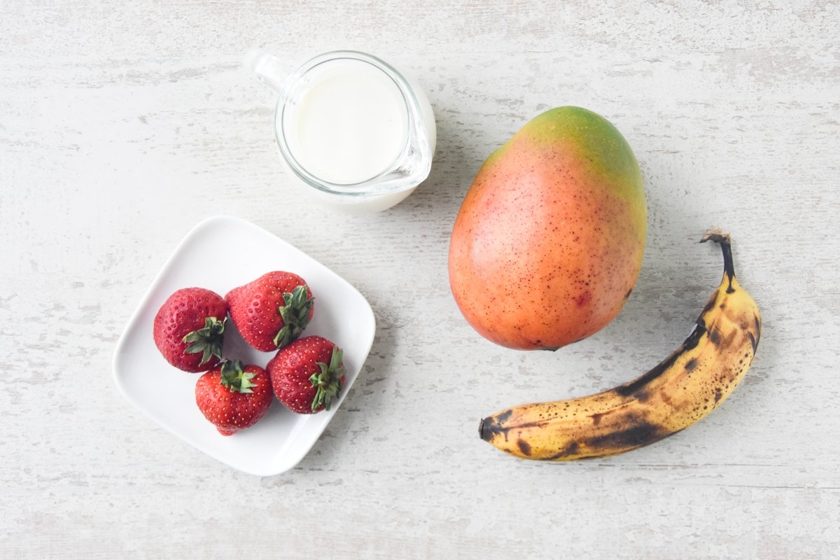 Ingredientes para preparar el batido de frutas y leche