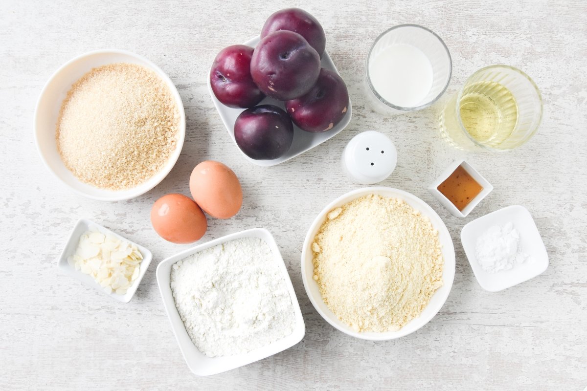 Ingredientes para preparar el bizcocho de ciruelas