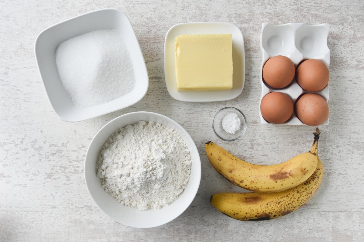 Ingredientes para preparar el bizcocho de plátano
